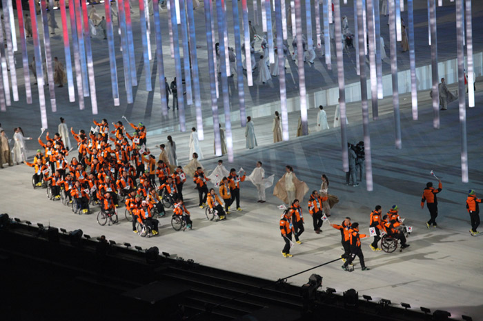 Team Korea enters the stadium during the opening ceremony of the Sochi Paralympics on March 8. (photos courtesy of the Korean Sports for the Disabled)