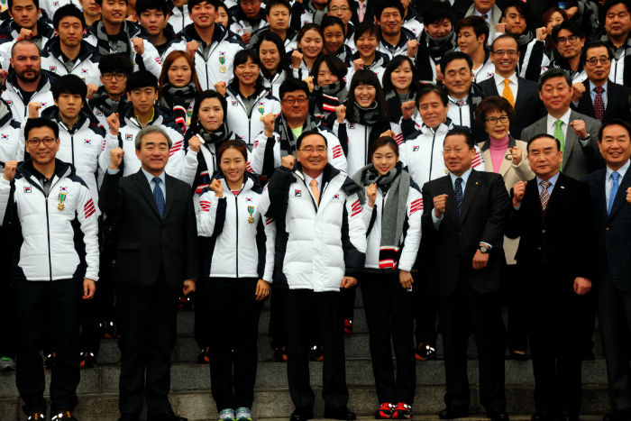 Korean athletes heading to the 2014 Sochi Winter Olympics pose for a photo with Prime Minister Chung Hongwon (front row, center), Minister of Culture, Sports, Tourism Yoo Jinryong (front row, second from left) and KOC President of Kim Jung-haeng. 