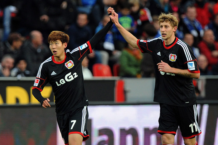 Leverkusen's Son Heung-min (left) high-fives teammate Stefan Kiessling after Son's goal during the match between Bayer Leverkusen and Hamburger SV in Germany on November 9, 2013. (Photo: Yonhap News)