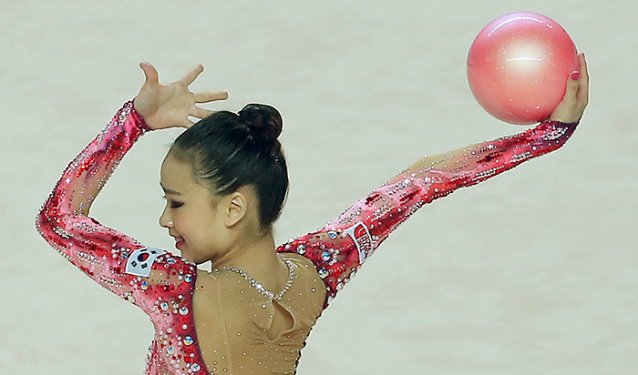 Son Yeon-jae performs her ball routine on July 11, the first day of the two-day individual all-around final, at the at Kwangju Women's University Gymnasium.