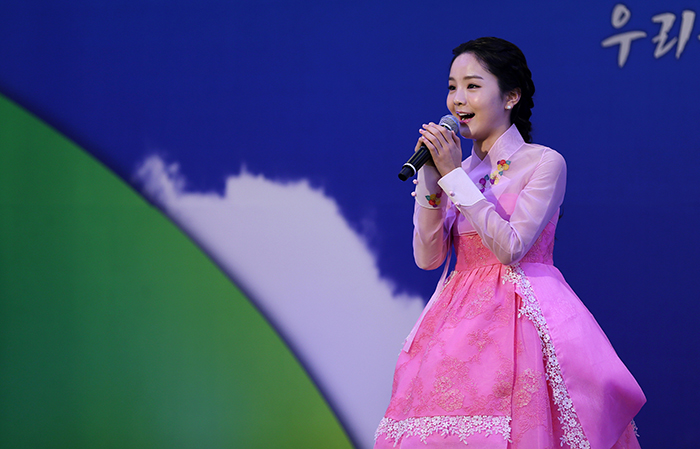 Gugak singer Song So-hee performs after being appointed honorary ambassador for the Presidential Committee for National Cohesion at the Sejong Center for the Performing Arts on March 12. (photo: Jeon Han)