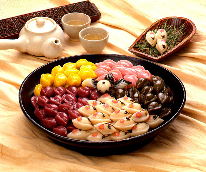 Flower-shaped <i>songpyeon</i> is enjoyed in Jeolla-do Province. It's characterized by its flower-shaped appearance and five beautiful colors.