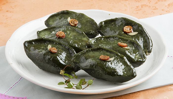 <i>Mosi songpyeon</i>, or <i>songpyeon</i> made with ramie leaves, is enjoyed in many areas of Jeolla-do and Gyeongsang-do provinces. This <i>songpyeon</i> variety is made from boiled ramie leaves, rice powder dough and sweet fillings made from beans, red beans, chestnuts, jujubes and sesame seeds.