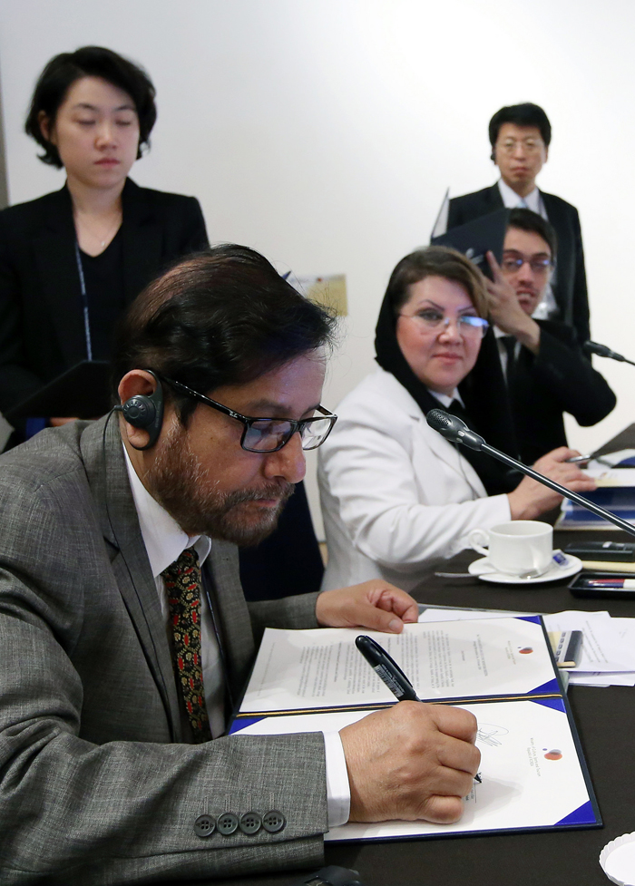  Participants in the Korea-South Asia Culture Ministers Meeting sign the joint statement adopted at the meeting. 