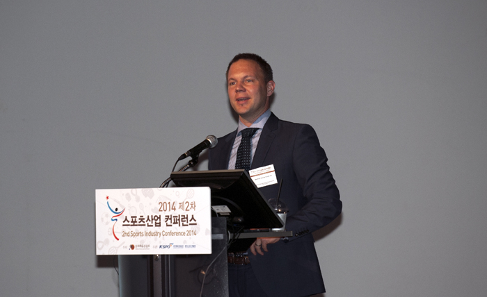 (From top) University of Lyon Professor Guillaume Bodet from France, senior manager Toshiaki Mizuno from Japan’s Mizuno and head manager Preussel Matthias of Switzerland’s Mammut deliver their respective speeches at the second annual Sports Industry Conference 2014 on October 7. 