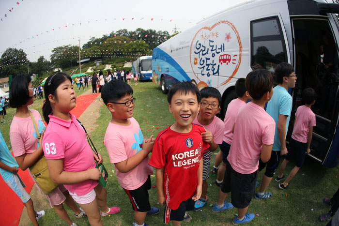 Children wait for their turn to get on the Sports Bus. (photo courtesy of the K League)