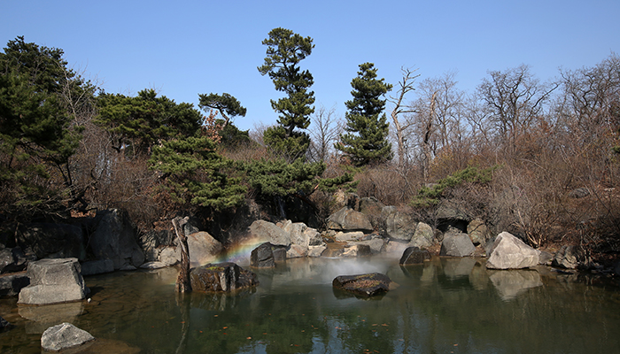 Glistening in the spring sunshine, a rainbow gives off a refreshing feeling in the Dragon Falls Pond on the grounds of the National Museum of Korea, on the afternoon of March 24.