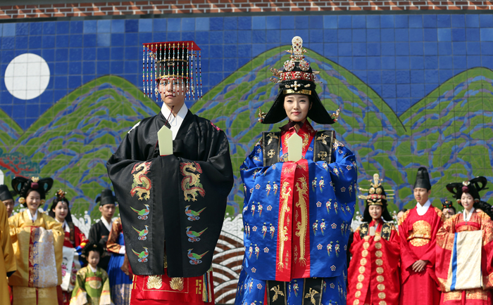 Two models clad in traditional royal hanbok walk on the catwalk during a fashion show at the “Spring of Insadong” hanbok festival on March 22. (photo: Jeon Han)