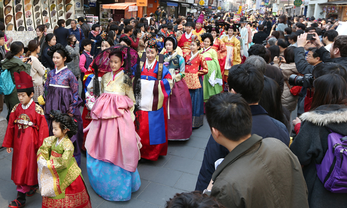 Spring_of_Insadong_Parade_01.jpg