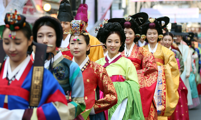 Models in colorful hanbok march in a parade through the streets of Insadong in Seoul on March 22. (photo: Jeon Han)