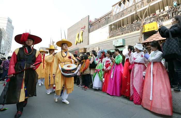 Performers and models, all dressed in traditional Korean attire, march through the streets of Insadong, in Jongno District, Seoul, on March 22. (photos: Jeon Han)