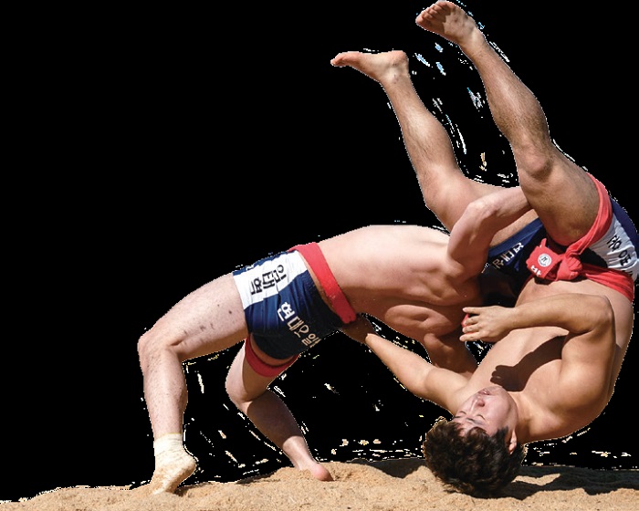 Korean ssireum wrestlers battle it out on Gornergrat Mountain above Zermatt, Switzerland, in September. © Yonhap News