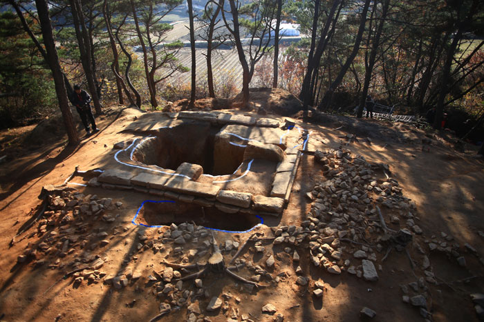 The tomb in Sunchang, Jeollanam-do, turns out to be a <i>deonneol mudeom</i>, a type of tomb from Goryeo times.