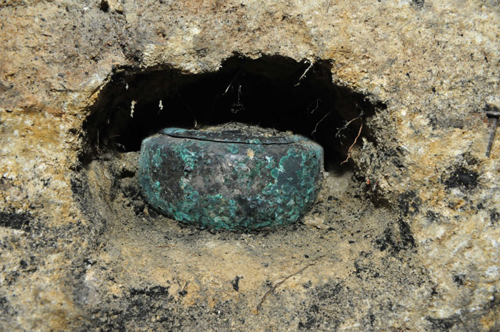 Bronze food containers, a spoon and chopsticks were discovered in the tomb. A lock of hair was also found in a bronze bowl.