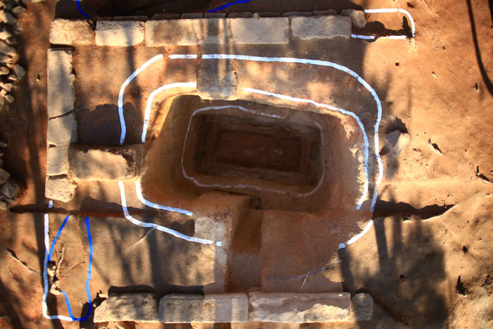 A three-stepped hole is dug inside the tomb. A wooden coffin with a corpse is put inside another wooden coffin and then placed at the bottom of the tomb.