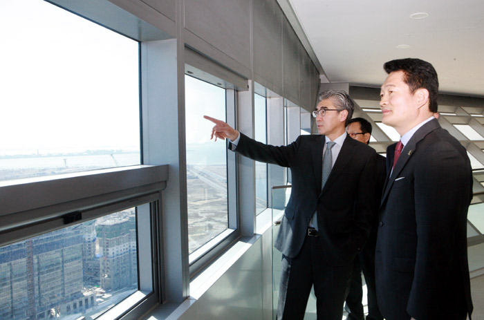 Incheon Mayor Song Young-gil (right) explains to U.S. Ambassador Sung Kim about the Incheon FEZ development project at G Tower in Songdo on March 21. (Photos courtesy of Incheon Metropolitan City)