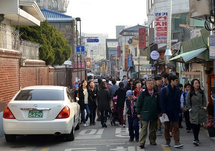 A typical weekend afternoon on Gye-dong Gil.