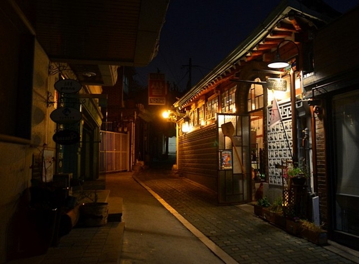 Here's one of the many small business pizza places of Bukchon Hanok Village.