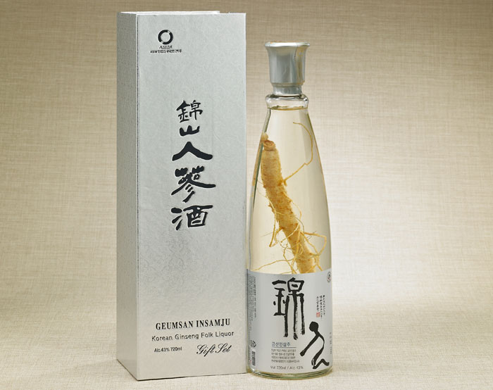 Geumsan Insamju is made from ginseng older than five years and is produced in Geumsan. All the ingredients, including the rice, malt, and natural bedrock water, are brought together in a traditional cold fermentation process. The liquor has a mild and subtle ginseng flavor and aroma. 