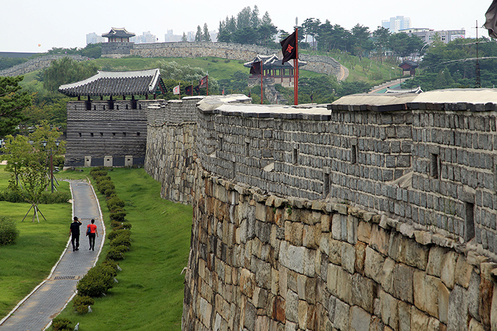 The Suwon Hwaseong Fortress was constructed by Jeong Yak-yong under the order of King Jeongjo (1752-1800). It took only two years and nine months to complete the fortress thanks to the use of the <i>geojunggi</i>, a construction crane developed by Jeong. The fortress is highly valued for its architectural significance, as military theories from both the East and the West were applied to its design, as well as to the construction of the fortress itself.