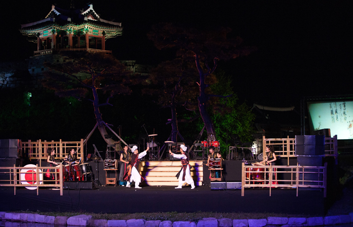 Suwon_Fortress_Nighttime_Concert_01.jpg