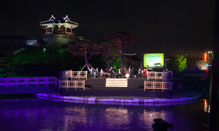 There will be a series of traditional performances, including nonverbal dances, traditional musical performances and traditional narrative pansori songs, every Saturday from September 13 until October 11 at the Hwaseong Fortress in Suwon, Gyeonggi-do. (photos courtesy of the Suwon Cultural Foundation)