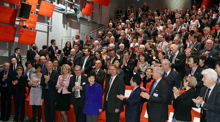 President Park Geun-hye (center, front row) is greeted by the audience after the “Korea Fantasy” performance in Bern, Switzerland, on January 19. (Photo: Jeon Han)