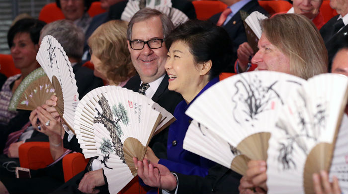 President Park Geun-hye (center) enjoys watching the “Korea Fantasy” performance in Bern, Switzerland, on January 19. (Photo: Jeon Han)