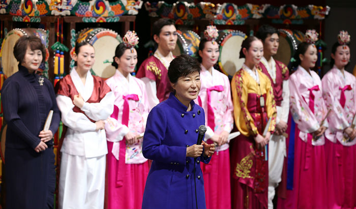 President Park Geun-hye (center) delivers words of encouragement to performers after waching “Korea Fantasy” performance in Bern, Switzerland, on January 19. (Photo: Jeon Han)