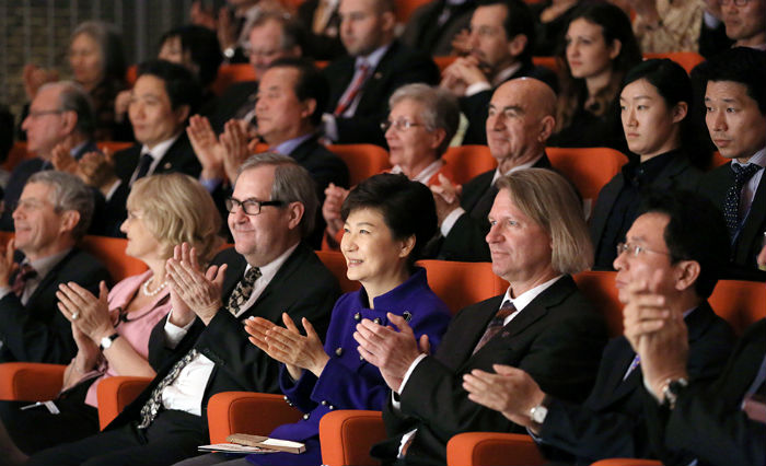 President Park Geun-hye (center) enjoys watching “Korea Fantasy” performance in Bern, Switzerland, on January 19. (Photos: Jeon Han)