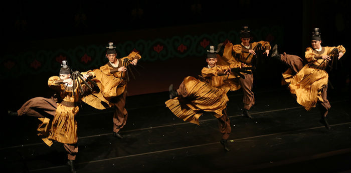 The “Korea Fantasy” performance shows off some representative traditional Korean dancing. It was presented by the National Dance Company of Korea in Bern, Switzerland, on January 19. (Photos: Jeon Han)