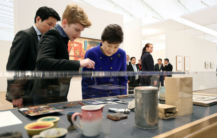 President Park Geun-hye (center) looks at artworks and tools of Swiss painter Paul Klee while visiting the Zentrum Paul Klee museum in Bern, Switzerland, on January 19. (Photo: Jeon Han)
