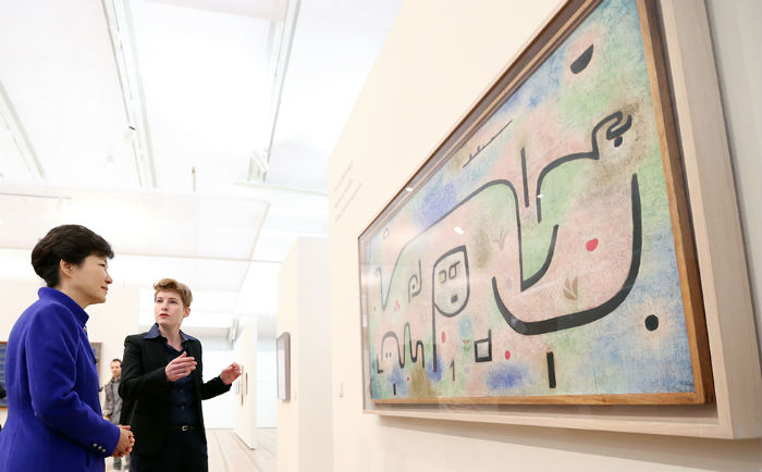 President Park Geun-hye (left) listens to curator Fabienne Eggelhoefer while appreciating the painting 'Insula Dulcamara' during her visit to the Zentrum Paul Klee museum in Bern, Switzerland, on January 19. (Photo: Jeon Han)