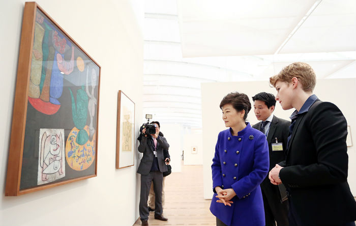 President Park Geun-hye (third from right) admires the artwork 'Still Life' by by artist Paul Klee while visiting the Zentrum Paul Klee museum in Bern, Switzerland, on January 19. (Photo: Jeon Han) 