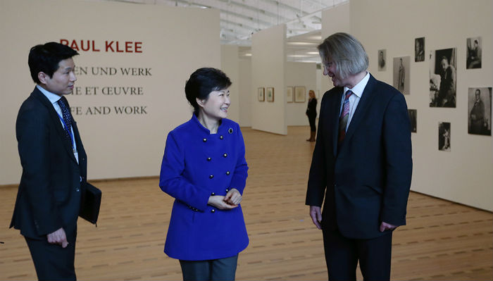 President Park Geun-hye listens to an explanation from museum director Peter Fischer during her visit to the Zentrum Paul Klee museum in Bern, Switzerland, on January 19. (Photos: Jeon Han)