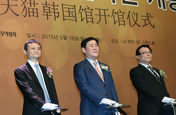 중국 알리바바그룹 전자상거래 플랫폼 티몰 한국관 개통식이 열린 18일 최경환 경제부총리 겸 기획재정부 장관(가운데), 이동필 농림축산식품부 장관(오른쪽), 마원 알리바바그룹 회장이 개통을 알리는 버튼을 누르고 있다.