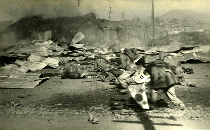 Taegeukgi_Photo_Exhibition_03.jpg