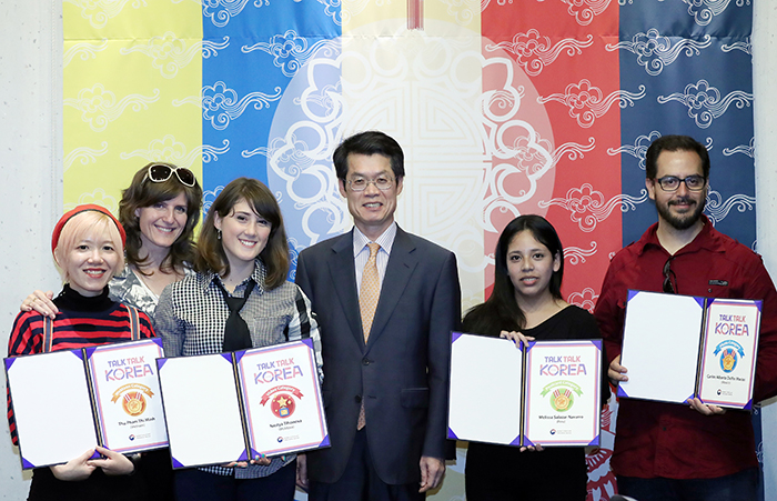 KOCIS Director Kim Kabsoo (center) poses for a photo with winners of the Talk Talk Korea 2016 competition on Oct. 19 in Seoul.