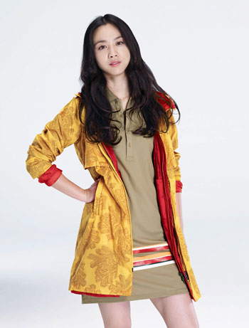 A windproof jacket for women in summer by Kolon Sports. This jacket is air permeable with strengthened durability.