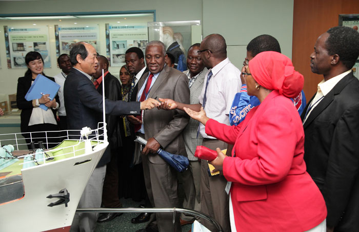 Tanzanian officials listen to an explanation from a representative of the Busan Main Customs office on May 20. (photo courtesy of the Busan Main Customs office)