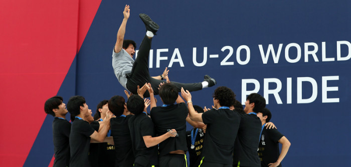 Chung Jung-yong, head coach of the men’s under-20 soccer team, on June 17 is   tossed into the air by his squad at a welcoming reception in Seoul Plaza. Korea   finished second to Ukraine in the U-20 World Cup, the best finish for a Korean   men’s squad in a FIFA tournament.