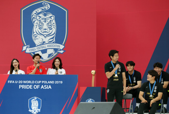 Star midfielder Lee Kang-in (fourth from the right) on June 17 is asked at Seoul   Plaza if he would set up anyone on the team with his two sisters on blind dates.   He responded by saying, “Honestly, no one,” eliciting laughter from the crowd.