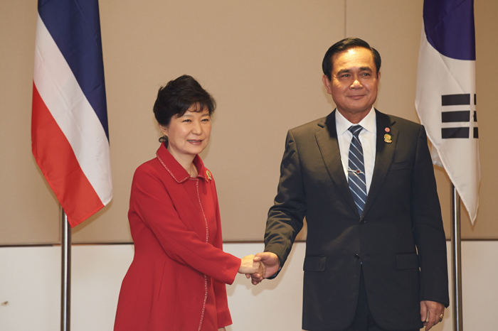  President Park Geun-hye (left) and Thai Prime Minister Prayut Chan-o-cha shake hands prior to their summit. 