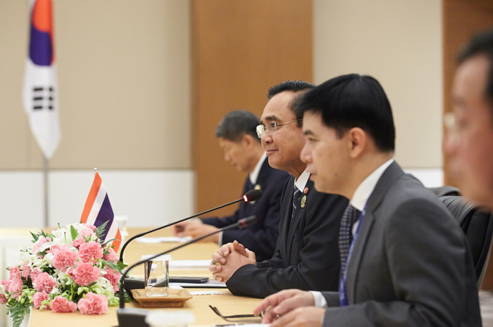  President Park Geun-hye (top, middle) and Thai Prime Minister Prayut Chan-o-cha (bottom, second from right) speak during their summit meeting. 