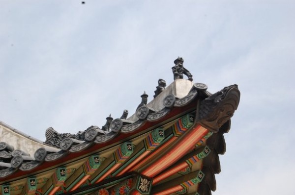 Colored eaves of the palace indicates that the one living in the building is a female member of the Royal Family. © Tiosen Media Library