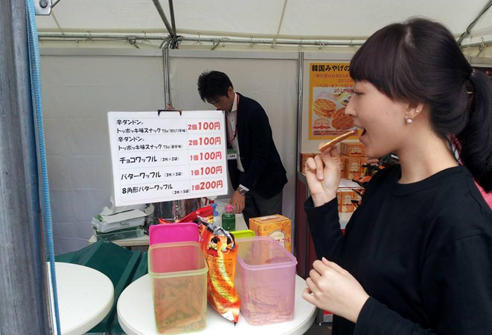 A visitor samples a traditional Korean snack during the Korea-Japan Festival 2014 in Tokyo.