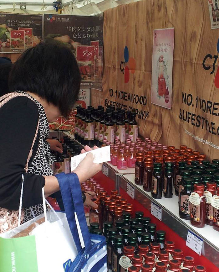 The Korea-Japan Festival 2014 in Tokyo has vendor booths where visitors can try samples and get a glimpse into the wide array of Korea-made products. 