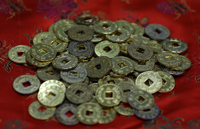 Visitors use yeopjeon tokens, worth KRW 500 each, to buy their lunch and side dishes at the Dosirak Café. (photo: Jeon Han) 