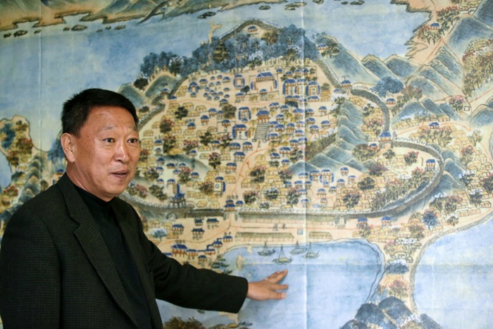 Director Yu Ki-nam of the Tongyeong Tourism Development Corporation tells the story of the 12 traditional workshops. 