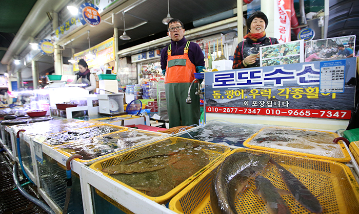 ‘Individual stores in the Tongyeong Jungang Market sell fresh fish, caught at sea, and farmed fish separately. Their prices are very reasonable. 